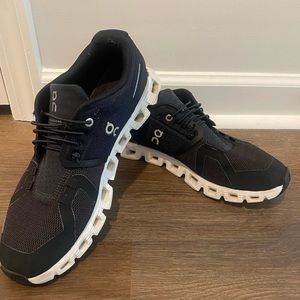 Women’s Black on cloud running shoe size 9.5